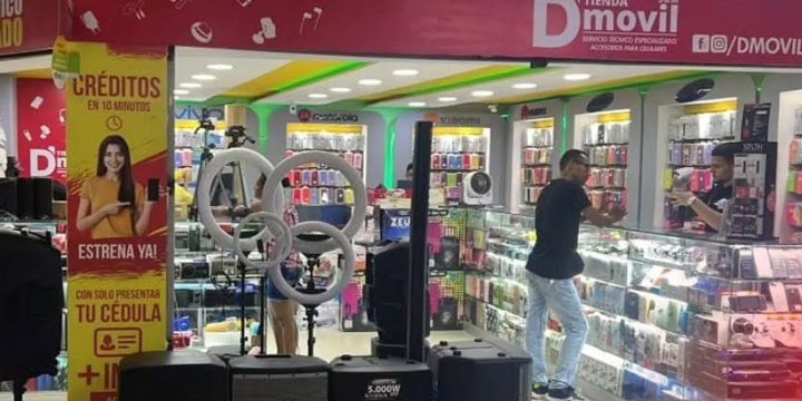 Interior del local de D’MOVIL 4G en el Gran Centro El Parque, con vitrinas de accesorios y equipos de audio